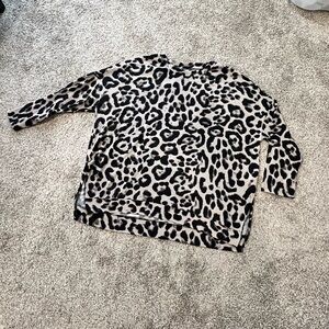 Leopard Print High-Low Hem Crewneck Top